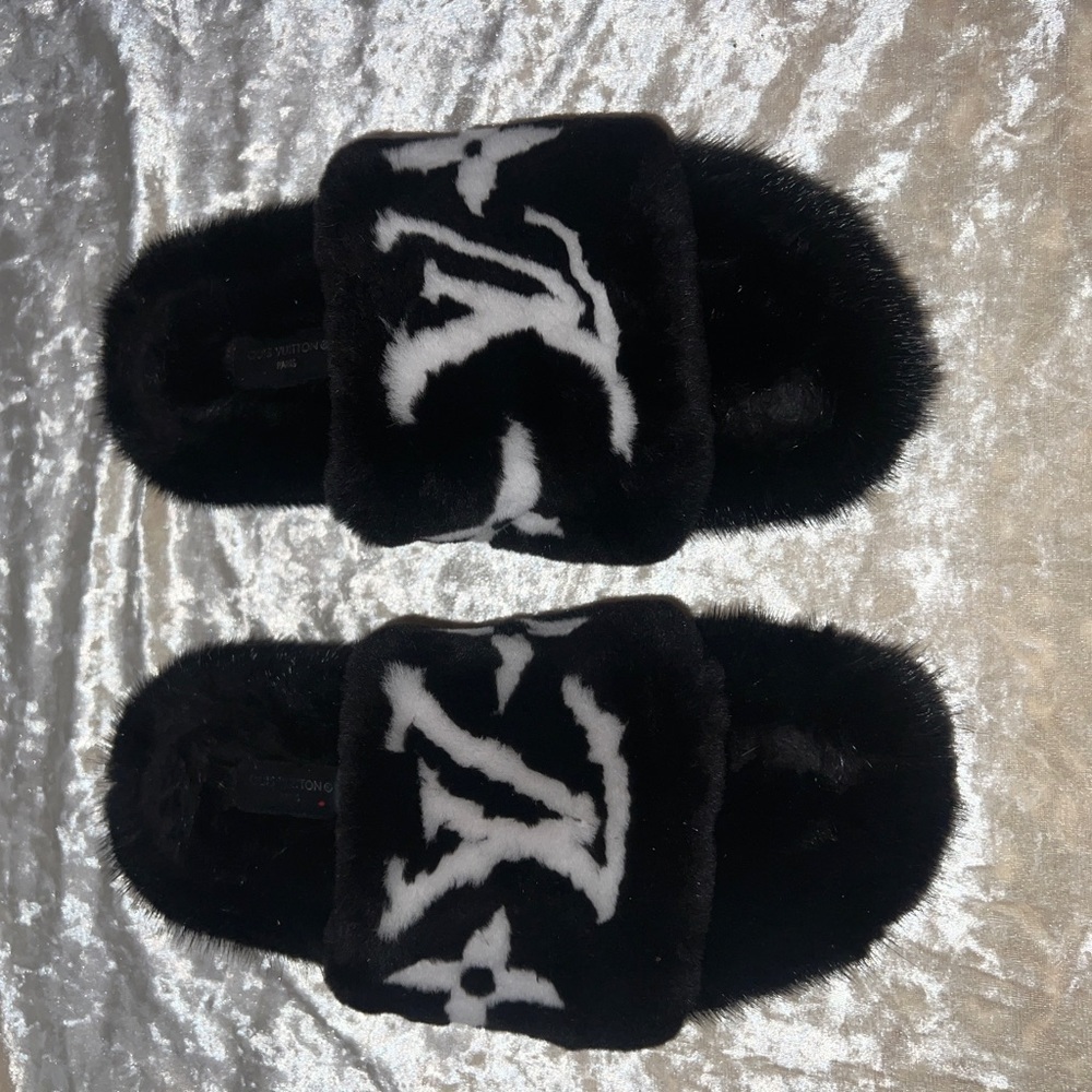 Louis Vuitton Mink Pool Pillow Comfort Mule black